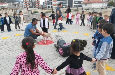 Akşehir’de çocuklara hayvan sevgisi aşılandı 