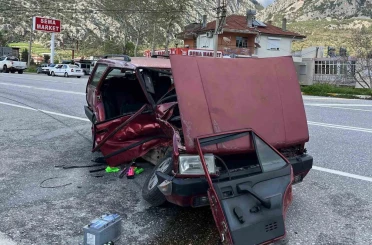 Akseki’de iki otomobil çarpıştı: 3 yaralı 