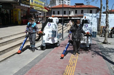 Akülü süpürgeler Isparta sokaklarında 