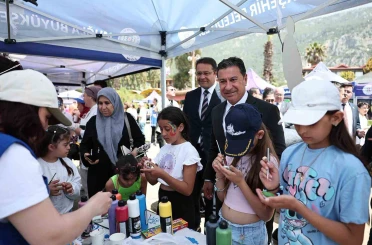 Akyaka sahilinde gökyüzü uçurtmalarla renklendi 