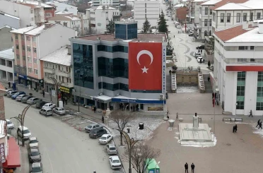 Alaca Belediyesi hizmet binasına dev Türk bayrağı astı 