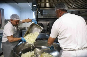 Alanya Aşevi’nden ihtiyaç sahiplerine günde 2 öğün sıcak yemek 