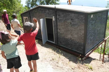 Alanya Belediyesi ve hayırsever desteğiyle ihtiyaç sahibi aileye konteyner ev 