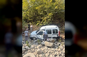 Alanya’da araç şarampole yuvarlandı: 3 yaralı 