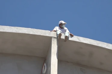 Alanya’da çatıya çıkan şahıs ekipleri alarma geçirdi 