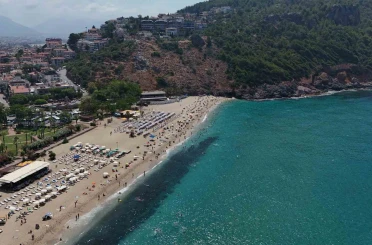 Alanya’da hava 33, deniz 29 dereceyi gördü, turistler denize koştu 