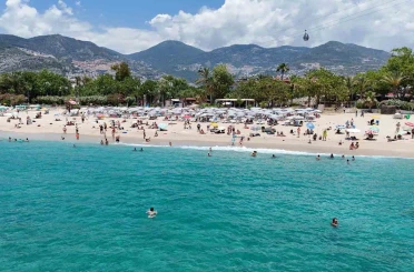Alanya’da hava sıcaklığı 30 dereceyi gördü, turistler sahile koştu 