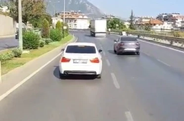 Alanya’da itfaiyeye yol vermeyen sürücü cep telefonu kamerasında 