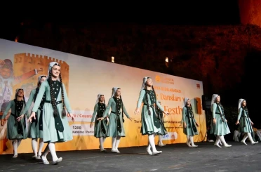 Alanya’da kültürleri buluşturan dans ve müzik şöleni başladı 