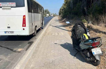 Alanya’da midibüsle çarpışan motosikletli yaralandı 