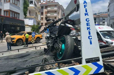 Alanya’da motosiklet ile otomobil çarpıştı: 1 yaralı 