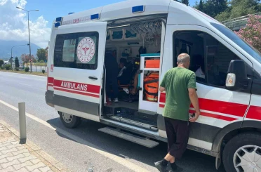 Alanya’da motosiklet kazasında sürücü ve yolcu yaralandı 
