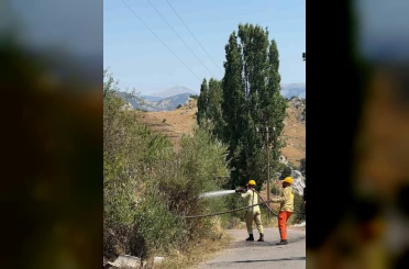 Alanya’da otluk alanda çıkan yangın büyümeden söndürüldü 