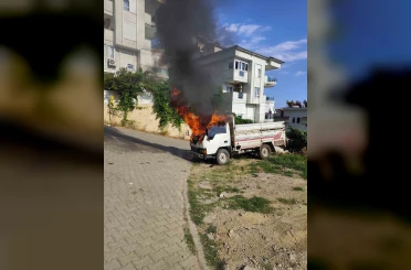Alanya’da park halindeki kamyonette çıkan yangın söndürüldü 