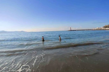 Alanya’da sabahın serinliğinde deniz keyfi 