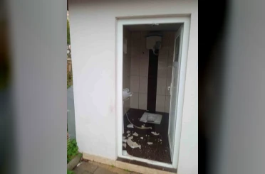 Alanya’da umumi tuvaletin camları ve seramiklerini kırdılar 