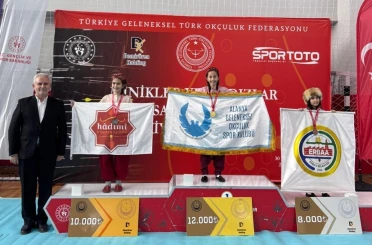 Alanyalı minik okçular Türkiye Şampiyonası’ndan madalyalarla döndü 