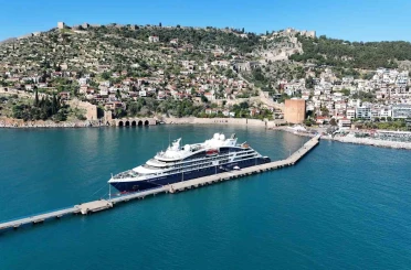 Alanya’ya Fransız bayraklı kruvaziyer demir attı 