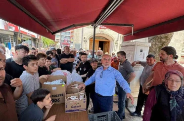 Alaplı’da yüzlerce vatandaşa aşure ikramı 