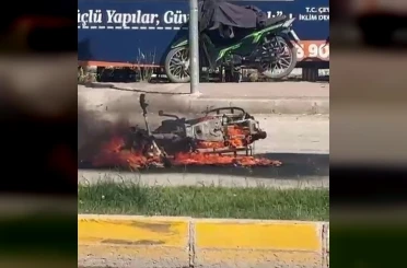Alev alan motosiklet hurdaya döndü 