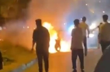 Alev alan motosikleti, kırık ayağıyla koşarak yetişen yardımsever kurtardı 