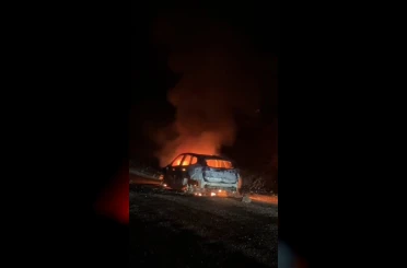 Alev alev yanan otomobil kullanılamaz hale geldi 