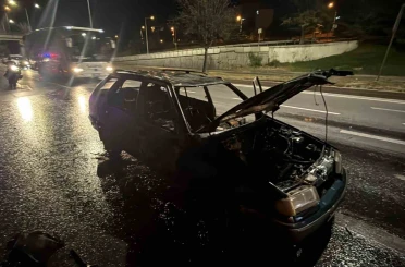Alev topuna dönen otomobil küle oldu, sürücünün vücudunda yanıklar oluştu 