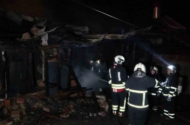Alevlere teslim olan ahşap ev kullanılamaz hale geldi 
