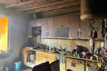 Alevlere teslim olan ev kullanılmaz hale geldi 