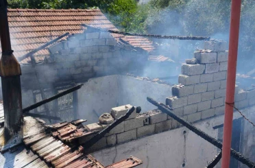 Alevlere teslim olan gecekondu kullanılamaz hale geldi 