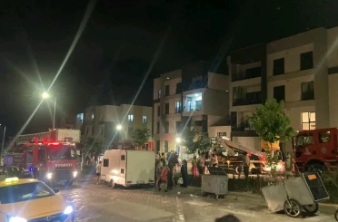 Alevlerin yükseldiği apartman dairesinde dumandan etkilenen 3 kişiyi itfaiye kurtardı 