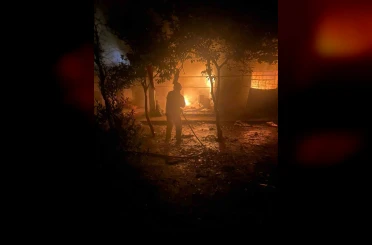 Alevlerin yükseldiği evde mahsur kalan kediyi itfaiye kurtardı 