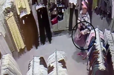 Alışveriş merkezinde çocuğunun yanında hırsızlık yapan kadın kamerada 