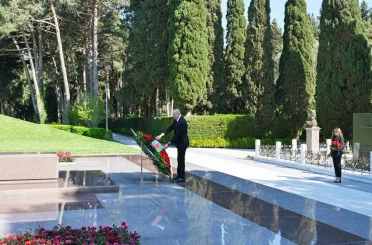 Aliyev, merhum Cumhurbaşkanı Haydar Aliyev’i mezarı başında andı 