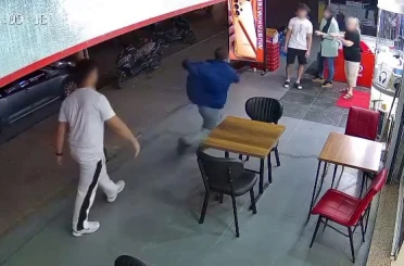 Alkolik adam esnafın korkusu oldu: Bir kadına bıçakla saldırdı, ayağı kayıp yere düştü 