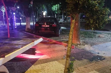 Alkollü aday sürücü kaldırıma çıktı, ehliyetine el konuldu 