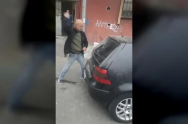 Alkollü şahıs hakaretler yağdırdığı esnafın aracına zarar verdi 