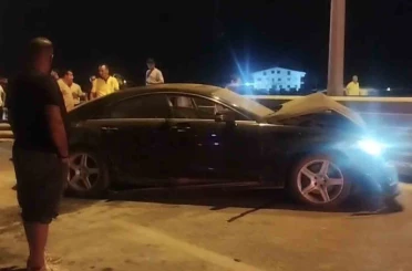 Alkollü sürücü bariyerlere çarptı, köprülü kavşak trafiğe kapandı 