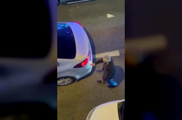 Alkollü sürücü tek şeritli yolda trafiği kesti, trafik polisi gibi davranıp devam etti 