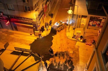 Alsancak’ta altyapısı tamamlanan sokaklar asfaltlanıyor 