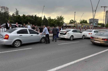 Alt geçit girişinde 4 otomobil çarpıştı: 2 yaralı 