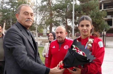 Altın madalyalı boksör Evin Erginoğuz çiçeklerle karşılandı 