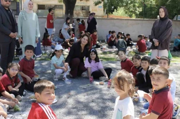 Altıntaş İstiklal İlkokulu’nda hayır çarşısı yoğun ilgi gördü 