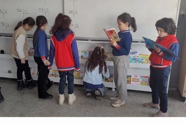 Altıntaş Zafer İlkokulu’nda sınıflara kitaplık kazandırıldı 