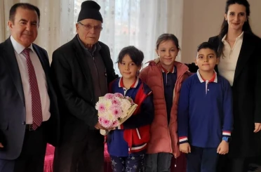 Altıntaş’ta miniklerden emekli öğretmenlere anlamlı ziyaret 
