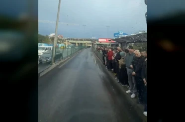 Altunizade’deki metrobüs kuyruğunda yolcular yağmur altında ıslandı 