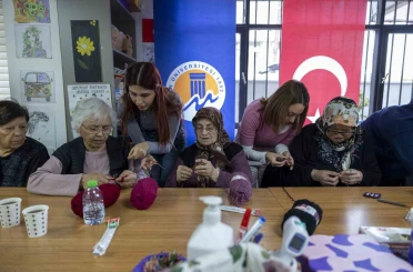 Alzheimer hastaları sanat terapisiyle hayata tutunuyor 