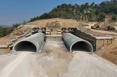 Amanos dağları bin 200’ün üzerinde personel ve 223 iş makinesiyle aşılıyor 