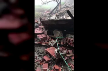 Amasya’da ahır yıkıldı, kadın çiftçi hayvanlarını kurtardı 