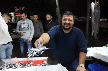 Amasya’da balıkçı ile kasabın esprili "indirim" kapışması vatandaşa yaradı 